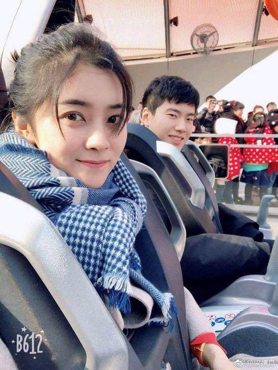 梁靖曾晒与女友合照