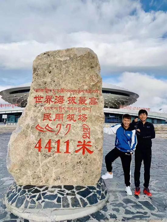 祁敏和贾俄仁加今早在亚丁机场(图:祁敏)