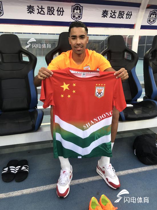 德尔加多向大家展示炫酷新球衣。球衣上印有中国国旗和山东的字样。