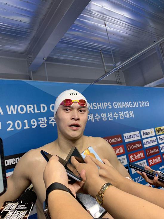 孙杨在200米自由泳夺金后泪洒赛场。澎湃新闻记者 李琼 图