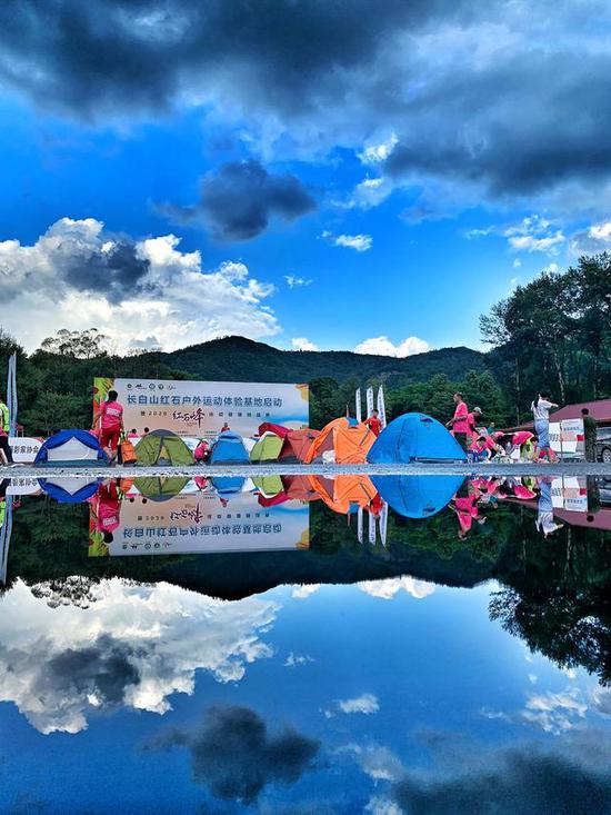 户外旅游的发展 bdd5-ixreehn6600701.jpg