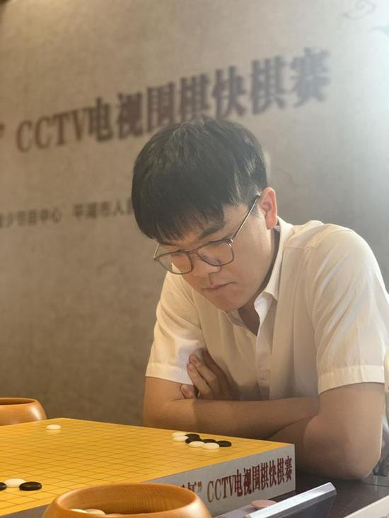 柯洁中盘胜柁嘉熹,挺进电视快棋赛半决赛。新京报记者 孙海光 摄
