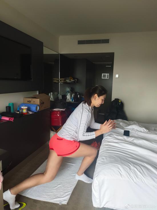 段莹莹在酒店房间进行身体训练。图/社交媒体
