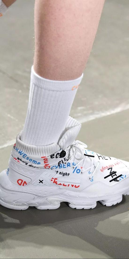 鞋吧Sneakersbar:這雙鞋竟然可以穿越未來?