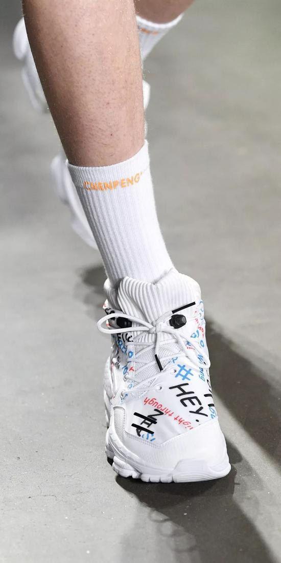 鞋吧Sneakersbar:這雙鞋竟然可以穿越未來?