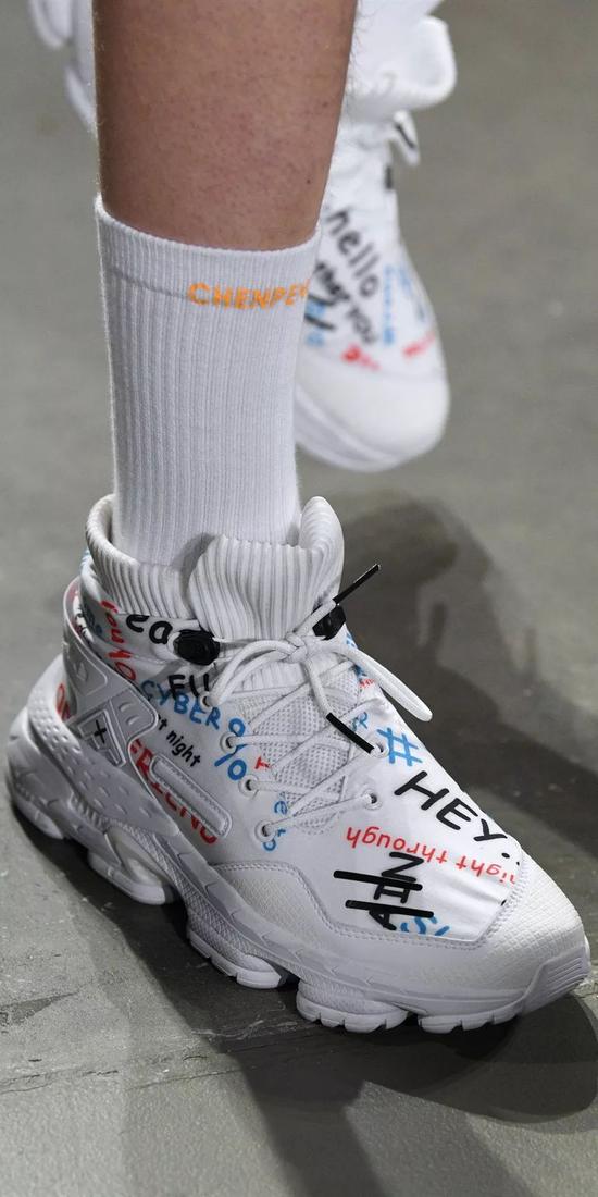 鞋吧Sneakersbar:這雙鞋竟然可以穿越未來?