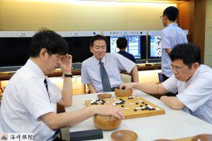 林文伯董事长关心棋局发展