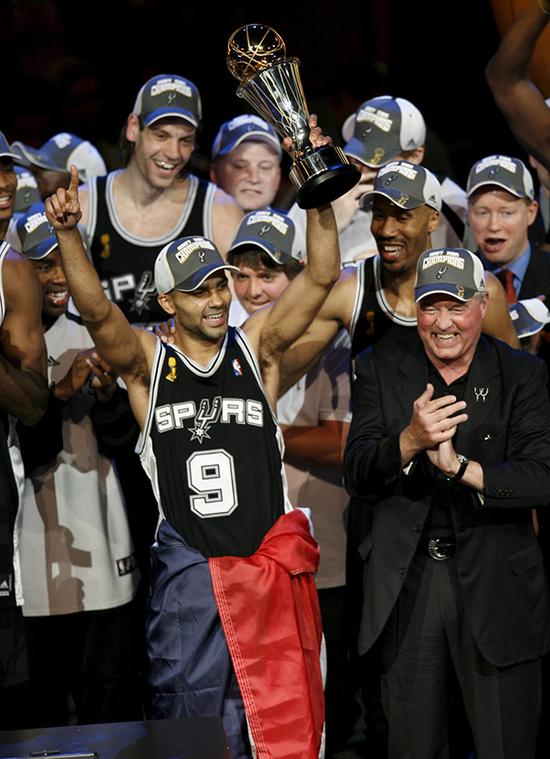 2007年6月，帕克捧起NBA总决赛MVP奖杯。