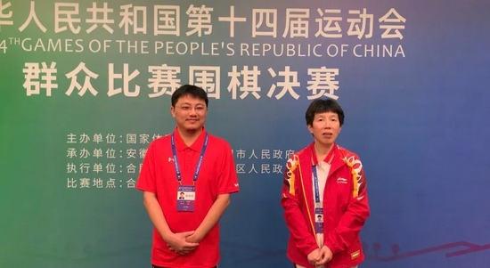芮乃伟与胡耀宇接受采访