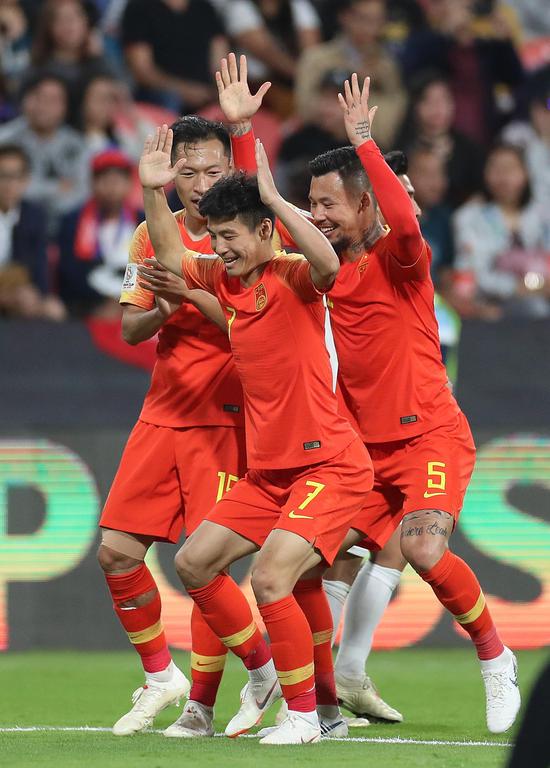 中国队球员武磊（前中）与队友庆祝第一粒进球。新华社记者曹灿摄