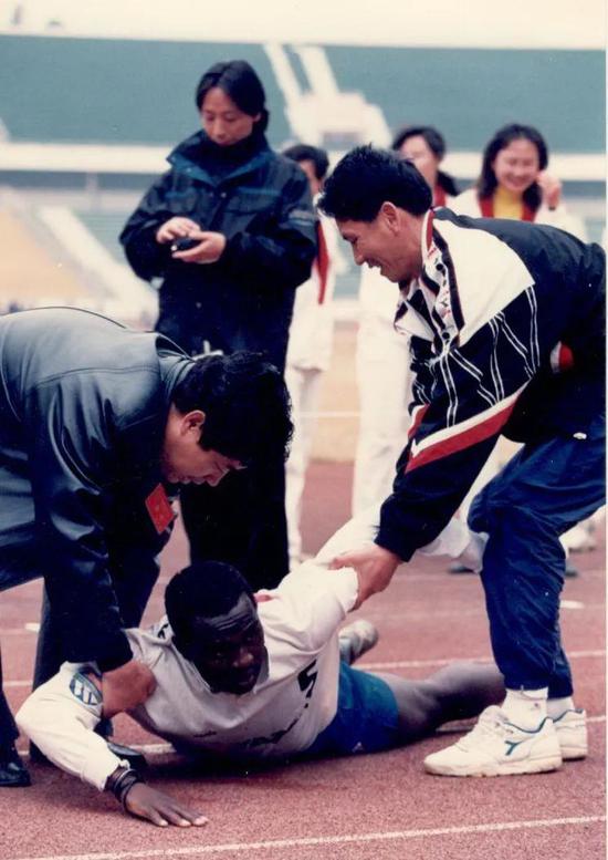广东宏远队的黑人外援阿曼杜当时也几乎通过不了体测