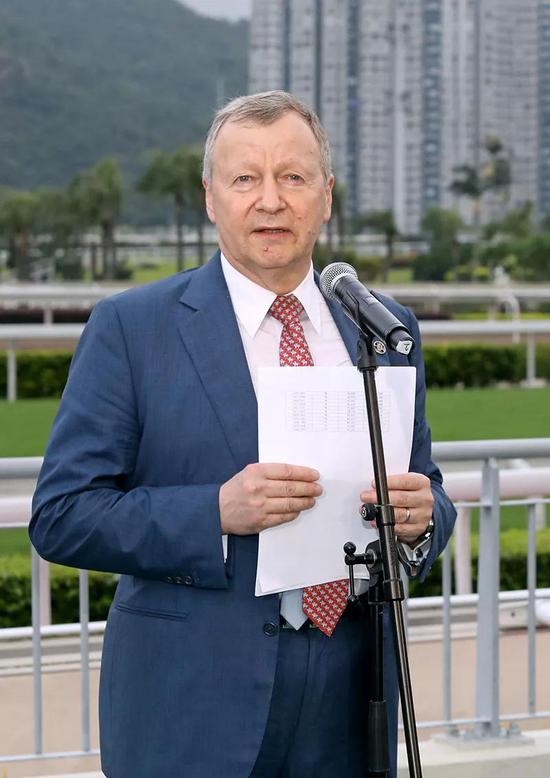 香港赛马会行政总裁应家柏向各冠军人马致敬。