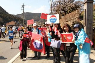 17日,人民网公司和青梅日中友好协会为中国参赛跑者加油助威