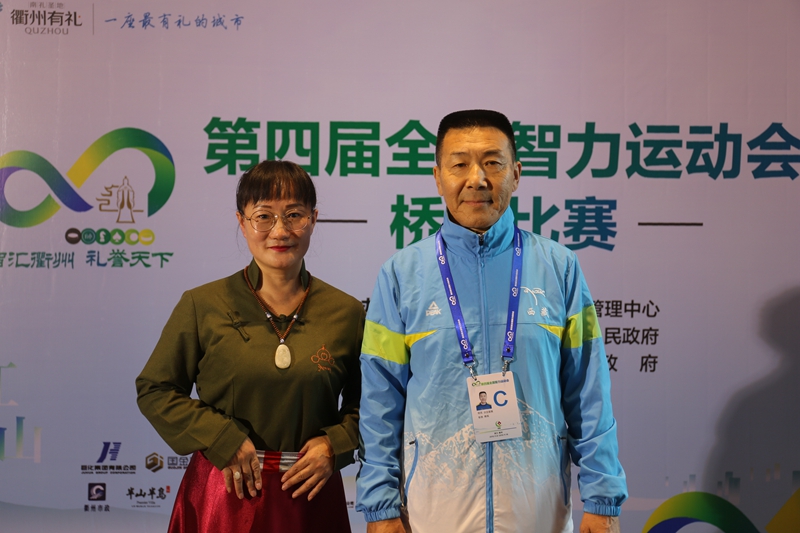 西藏男女桥牌队教练刘伯静（左）和次旦晋美