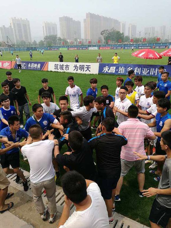 范志毅和申花预备队疑似与石家庄球迷发生口角。