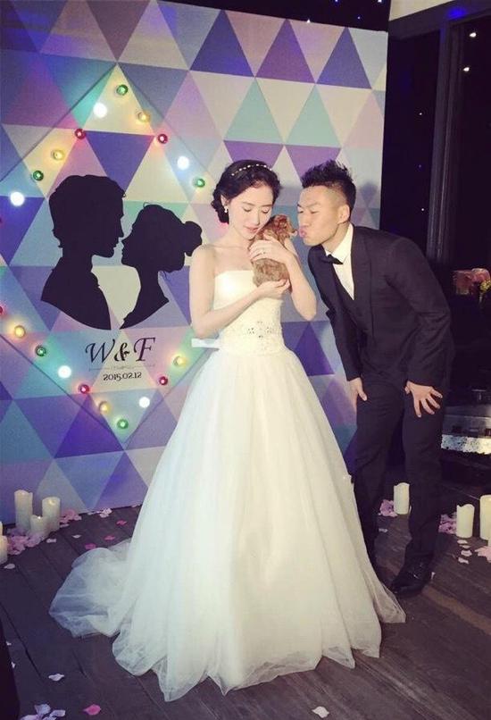 吴曦妻子是南京人,在15年2月吴曦求婚成功后,二人很快便步入了婚姻殿堂。