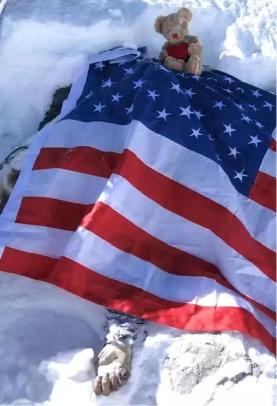 上图便是被称为“Sleeping Beauty”的遗骸。2007年，Woodall重返珠峰，找到遗体，使用一面美国国旗盖住，移到了远离登山者视线的地方。（图片来源：mpora.com）