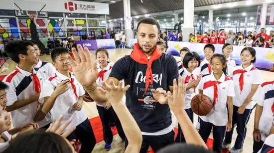 尽管已经年过30,但带上红领巾的他竟毫无违和感!