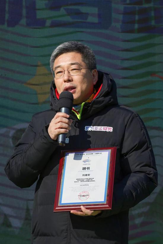 著名足球评论员、体育节目主持人刘建宏接受第十九届亚洲运动会“我为亚运赋能”公益圆梦大使的聘书