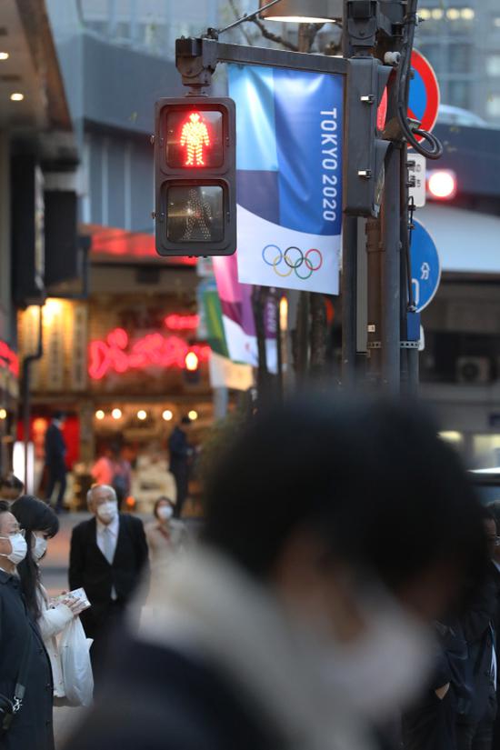  这是在日本东京银座街边悬挂的东京奥运会宣传条幅。新华社记者杜潇逸摄