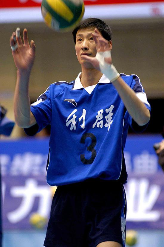 2004年,全国男排联赛决赛在上海结束,郑亮赛前热身。视觉中国 资料