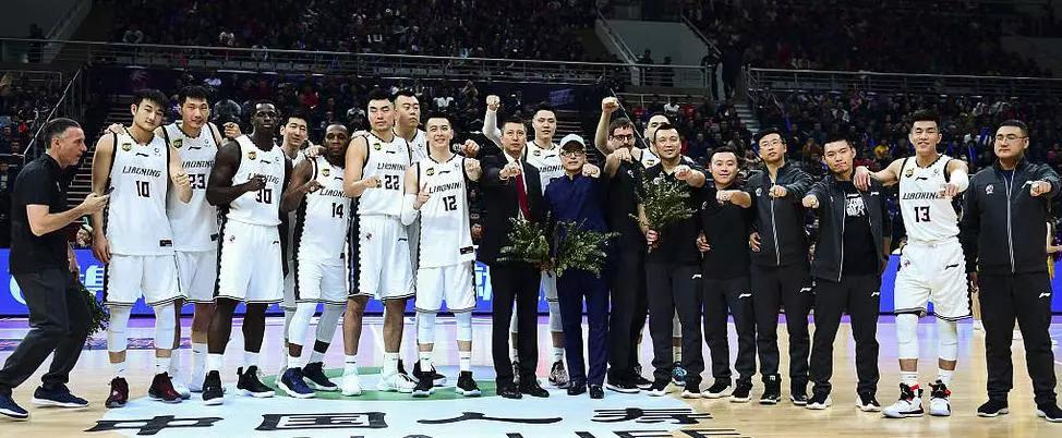 （辽宁男篮领取总冠军戒指 ）