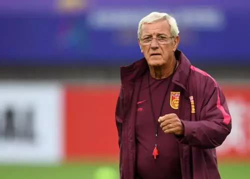 陈一冰也是一个键盘侠 骂国足是需要有智慧的