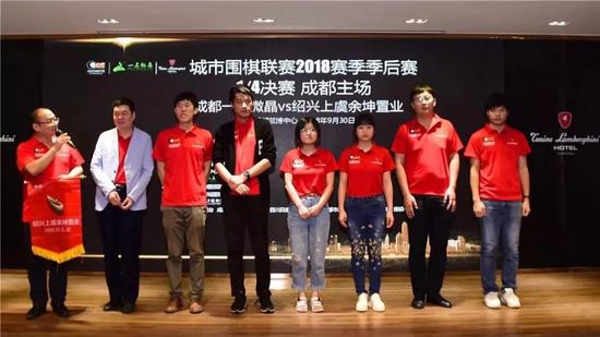 ▲绍兴上虞余坤置业队员赛前合影