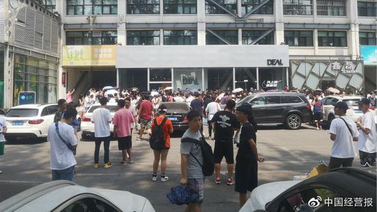 6月15日中午,北京工人体育场内,等待参与球鞋抽签的人群。