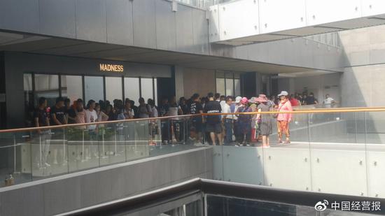 6月15日上午，北京三里屯Madness门店外，中年女性加入排队的队伍。