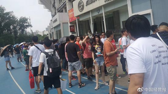 6月15日中午，北京工人体育场内，等待参与球鞋抽签的人群。