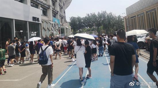 6月15日中午，北京工人体育场内，等待参与球鞋抽签的人群。