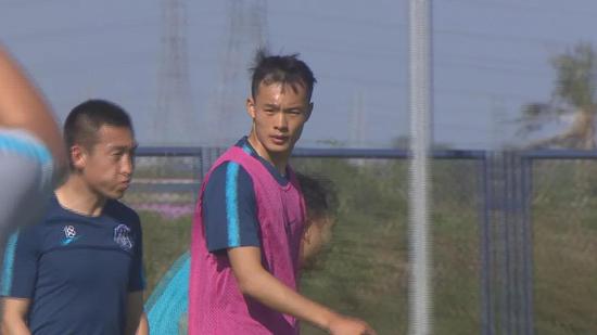 刘若钒现身泰国加入泰达训练营 接受施蒂利克考察