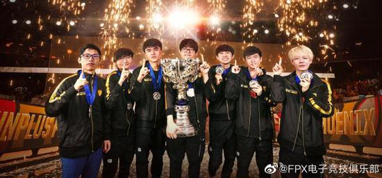 FPX战队问鼎2019年英雄联盟全球总决赛冠军,图为全队赛后合影。