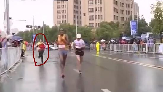 第别名自愿者冲上往为何引丽递国旗,但无奈速度没跟上。