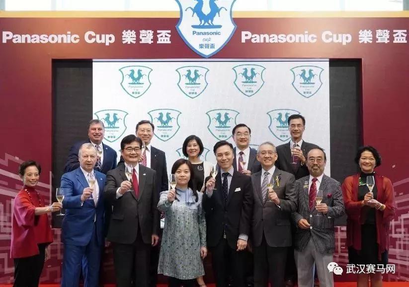 信兴集团与香港赛马会的高层,偕同乐声杯冠军‘安骐’的马主一同举杯,庆祝乐声杯完满举行。