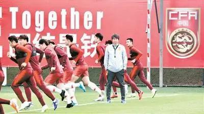 李铁率领的国足从今年广州集训开始已经恢复“三从一大”的方针狠抓体能,一天三练