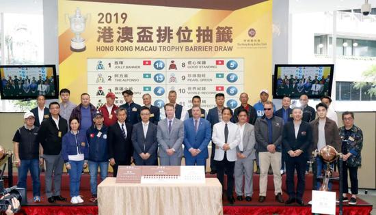 香港赛马会及澳门赛马会等高层，与所有今日出席的马主及其幕后团队于港澳杯2019排位抽签仪式上合照。