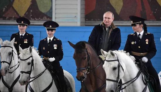 骑马漫步秀铁汉柔情：普京和莫斯科漂亮女骑警骑马共庆妇女节