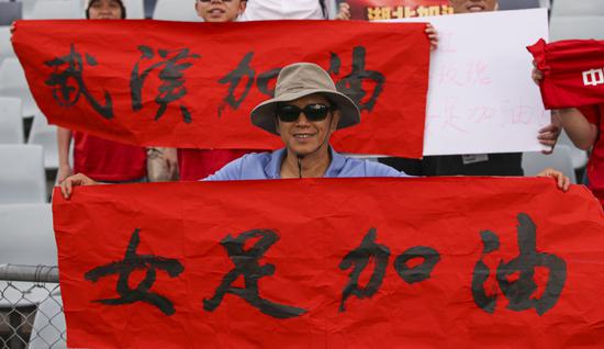 2月10日,中国女足球迷在场边加油助威。新华社记者 白雪飞 摄