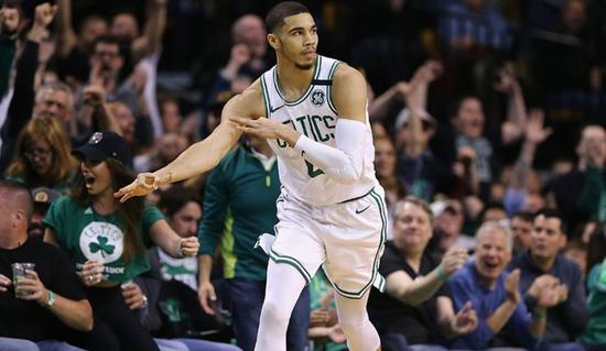 新秀賽季在詹姆斯面前怒扣!二年級就躋身准全明星!綠軍傳承真的太可怕!-黑特籃球-NBA新聞影音圖片分享社區