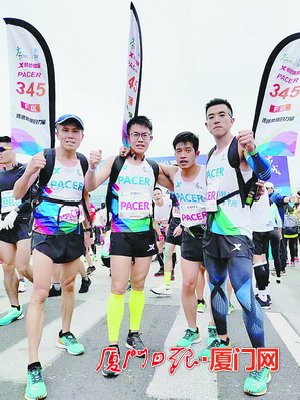 顾克清(左一)在完赛后与其他领跑员合影留念。