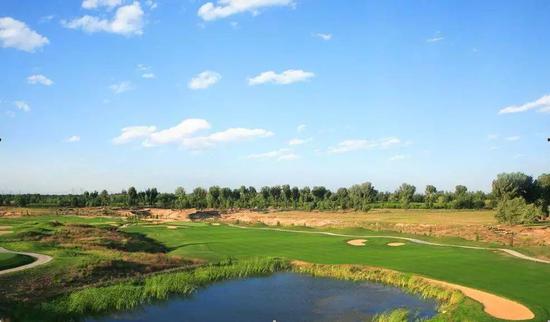 当年以沙漠整治、生态环保为理念设计建成的永定河畔某球场