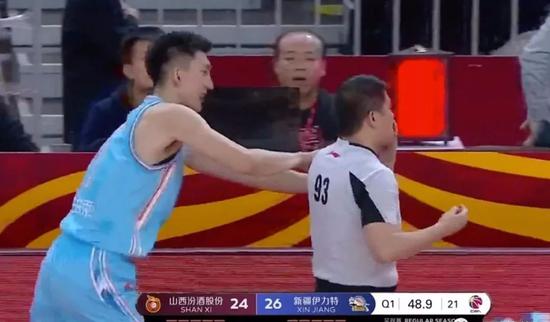 炸了!球员冲突裁判被打流血!十年首次单场4双