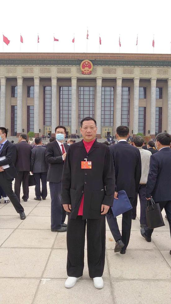【博狗体育】政协委员周建平大会堂外打太极 建议太极拳进奥运