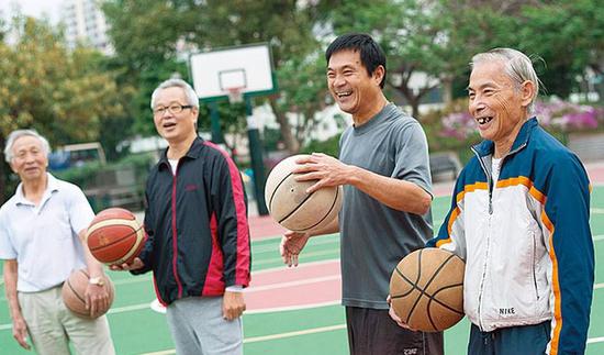 打了70年篮球,三分勾手逆天,为香港阿伯点赞