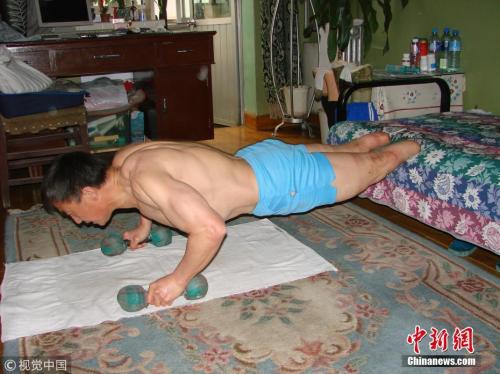 资料图:夏伯渝在家中进行训练。 图片来源:大燕网/视觉中国