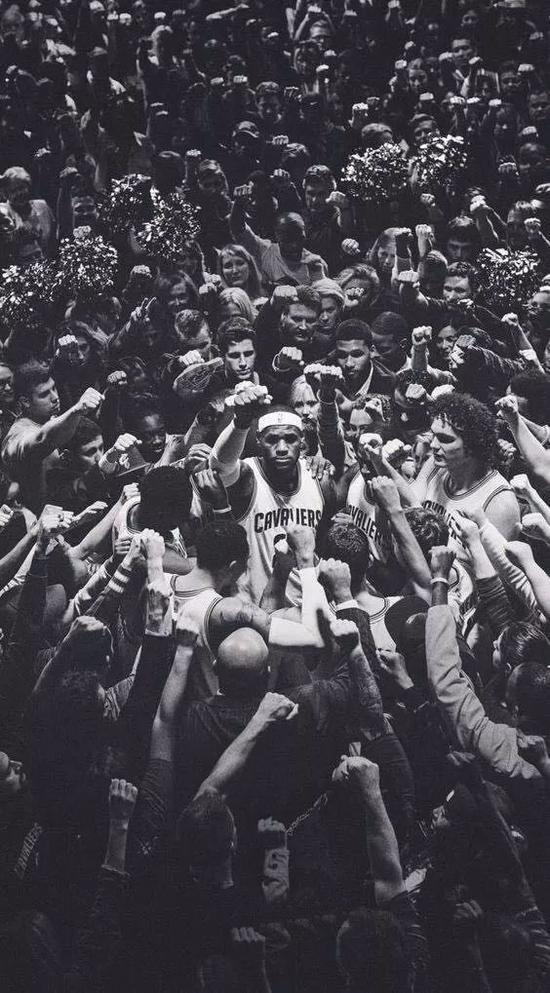 伸手拉起对手 对于比赛詹姆斯更在意球员安全