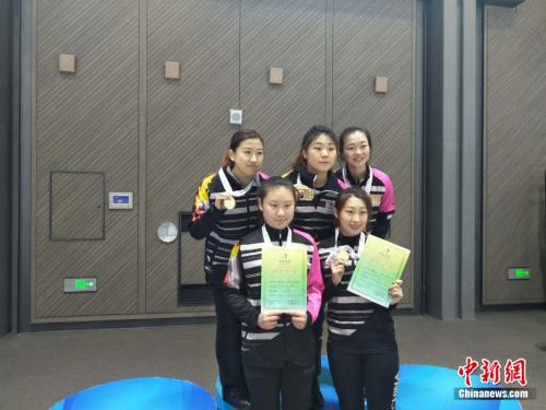 哈尔滨女四队队员站上了最高领奖台。邢蕊 摄