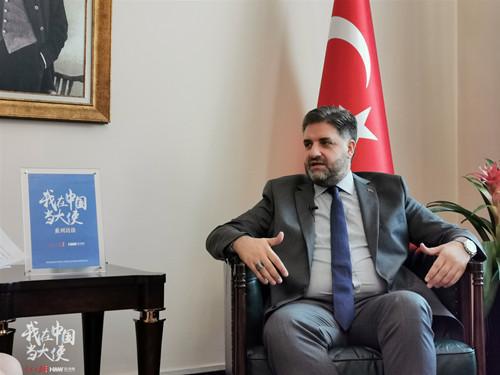 土耳其驻华大使阿布杜卡迪尔·埃明·约南接受人民日报海外网专访。（摄/海外网 付勇超）